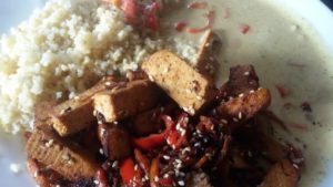 Gebratener Tofu mit Paprika und Reis