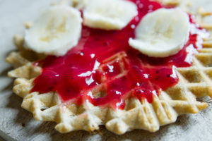 Waffel mit Marmelade und Bananen