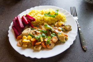 Zucchini-Möhren-Paprika-Curry mit gelbem Reis