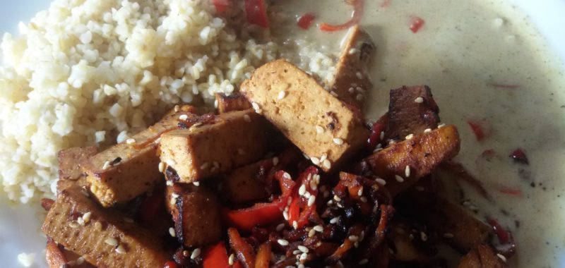 Gebratener Tofu mit Paprika und Reis