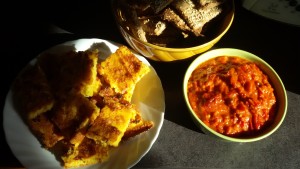 Polentaschnitten mit Tomaten-Paprika-Pisto und Knäckebrot