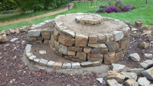 eine Kräuterspirale wird gebaut